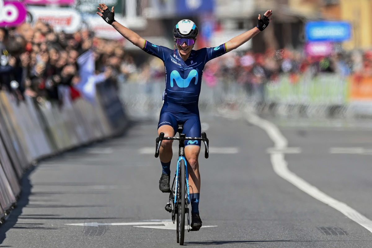 Annemiek van Vleuten cruzó en solitario la meta de Lieja. 