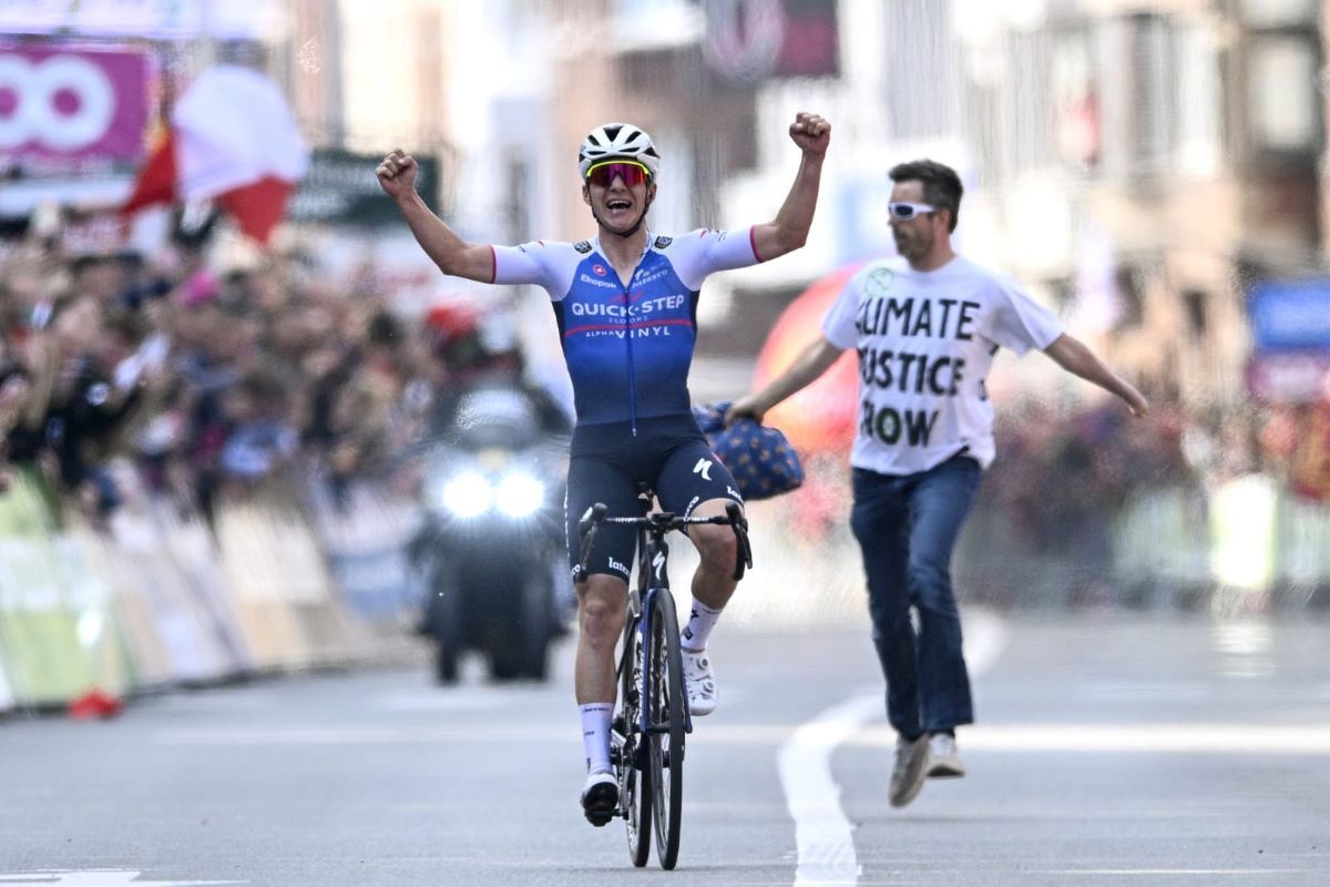 Evenepoel entra en solitario en la meta de la Lieja Bastoña Lieja.
