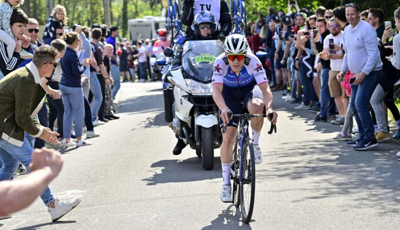 Evenepoel coronando en cabeza la Côte de la Roche aux Faucons