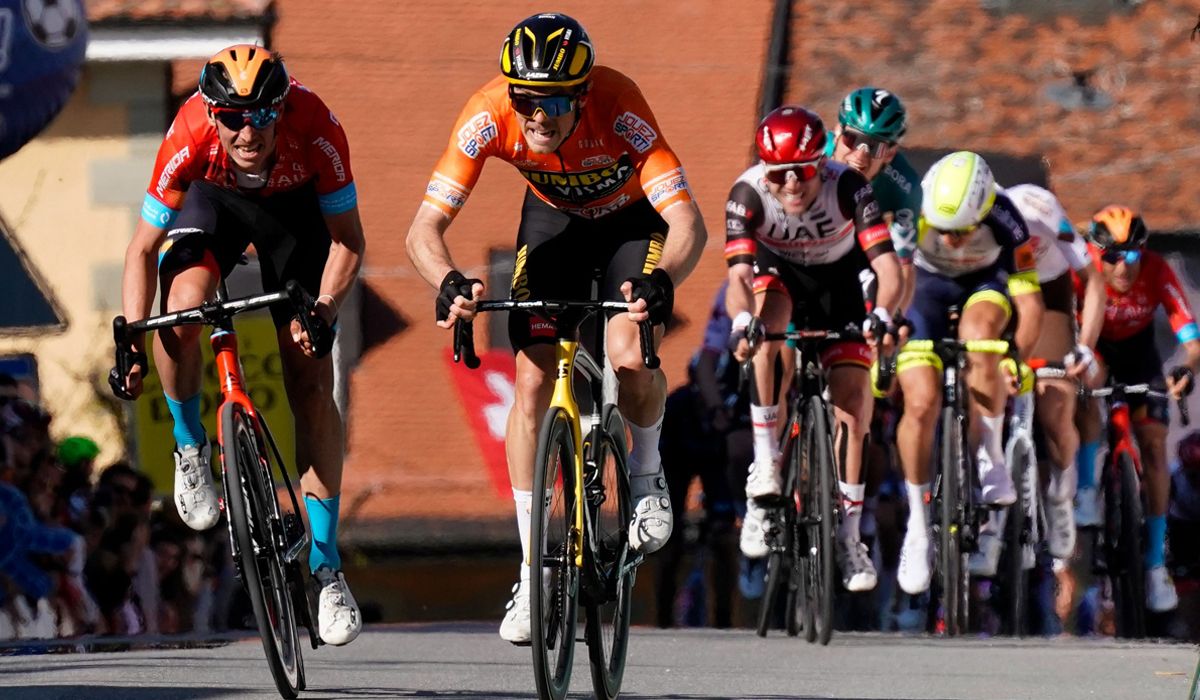 Dylan Teuns gana en el explosivo final en Romont y Rohan Dennis es el nuevo líder