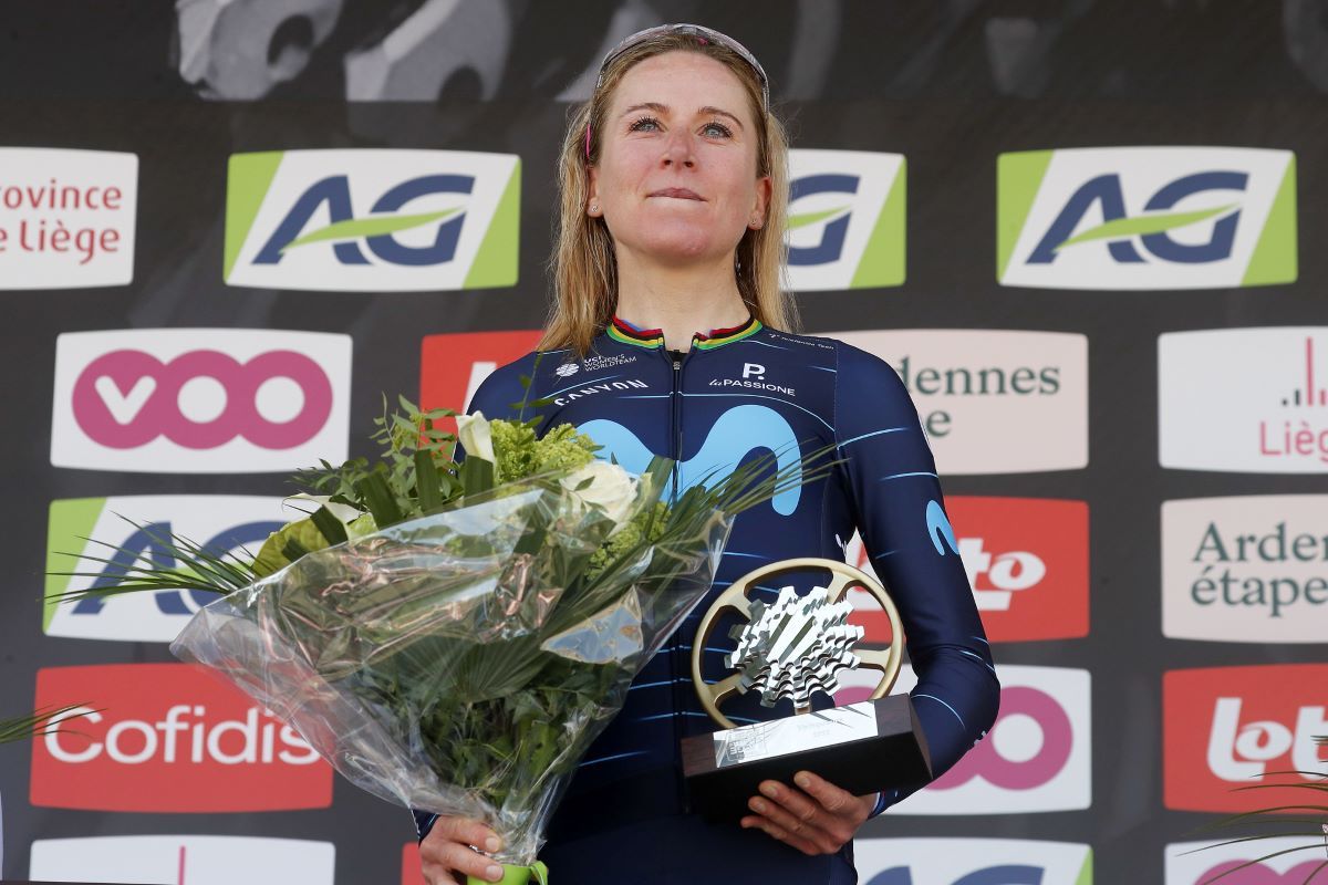 Van Vleuten con el premio de la Lieja Bastoña Lieja