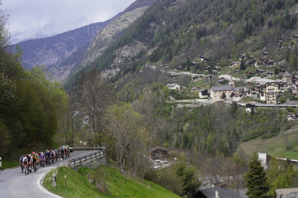 Imagen de un pueblo suizo durante la disputa de la cuarta etapa del Tour de Romandia