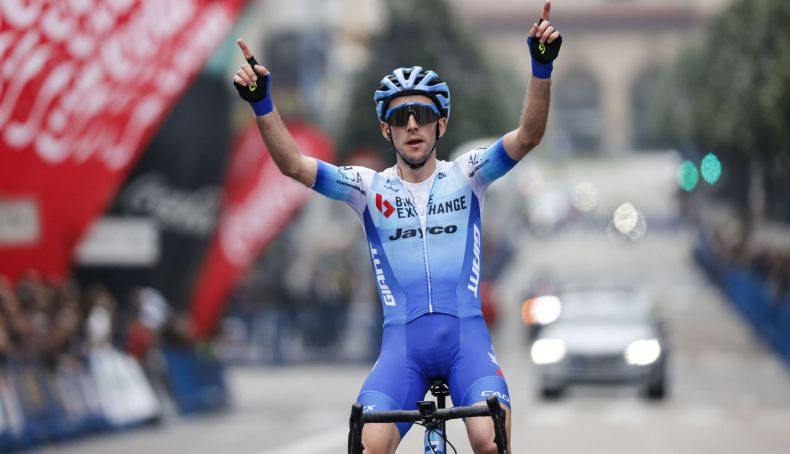 Así pasaba Simon Yates por la meta de Oviedo en la tercera etapa de la Vuelta a Asturias Así pasaba Simon Yates por la meta de Oviedo en la tercera etapa de la Vuelta a Asturias
