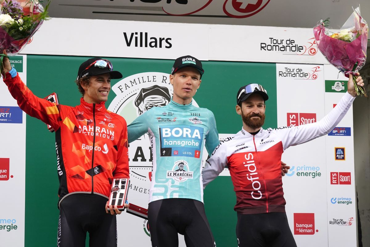 Vlasov escoltado en el podio por Mäder y por Geschke. 