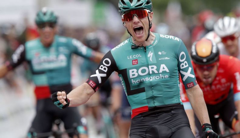 Bennett fue el más rápido en un sprint en el que contó con la ayuda de Van Poppel Bennett fue el más rápido en un sprint en el que contó con la ayuda de Van Poppel
