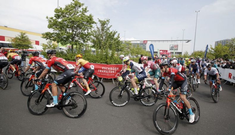 Los ciclistas tuvieron que dar varias vueltas por un circuito final en Franckfurt antes de pelear por la victoria Los ciclistas tuvieron que dar varias vueltas por un circuito final en Franckfurt antes de pelear por la victoria