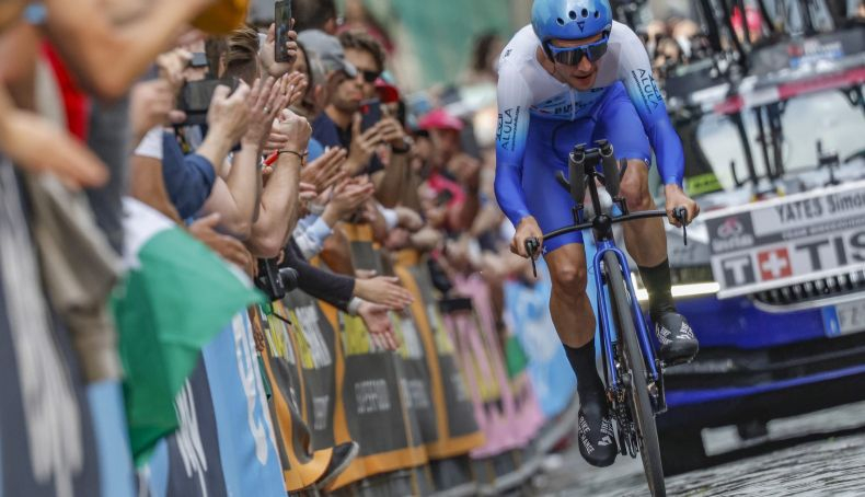 Simon Yates se impuso con un tiempo de 11 min y 50 seg en la primera crono del Giro 2022.