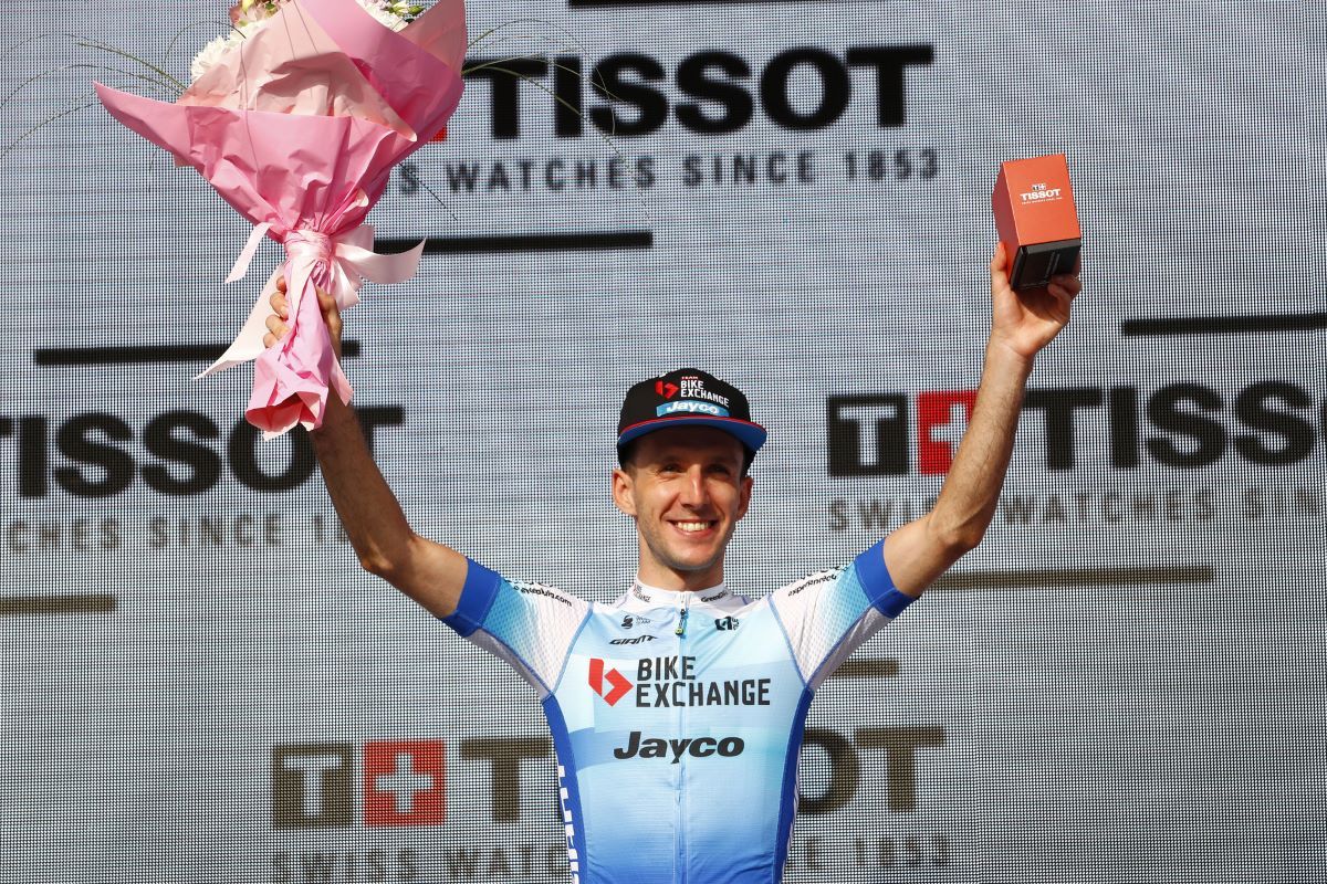 Simon Yates celebra en el podio su victoria en la primera crono del Giro de Italia 2022.