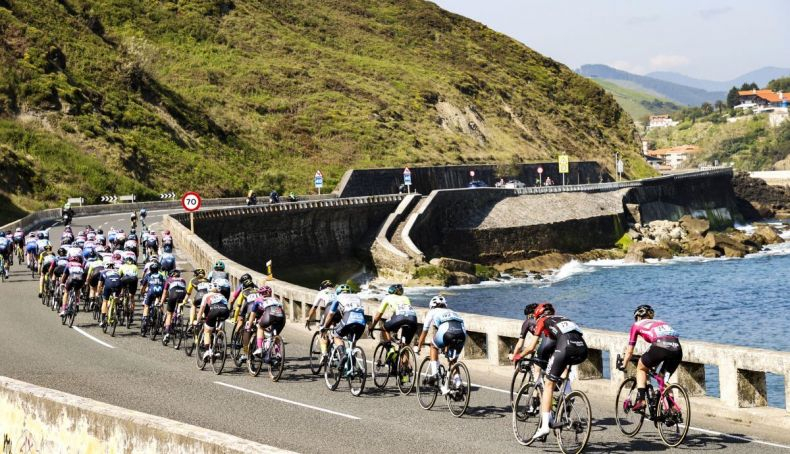 El pelotón a su paso por la costa de Gipuzkoa en la IV edición del GP Ciudad de Eibar.