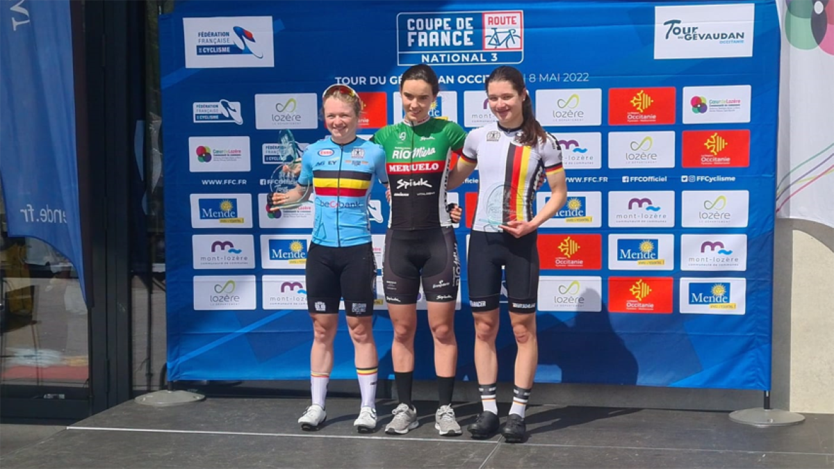 Lucía Ruiz en el podio de la segunda etapa del Tour de Gévaudan Occitanie