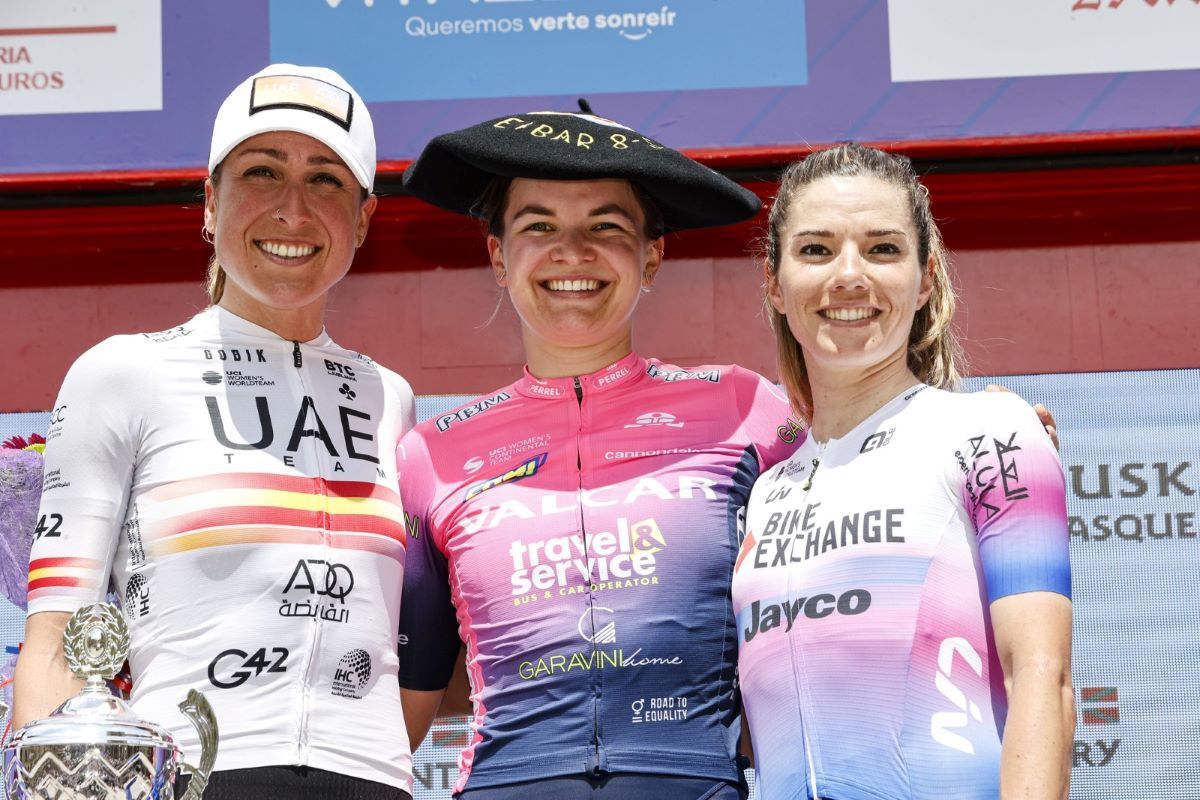 Podio final del GP Ciudad de Eibar con Olivia Baril, Mavi García y Ane Santesteban 