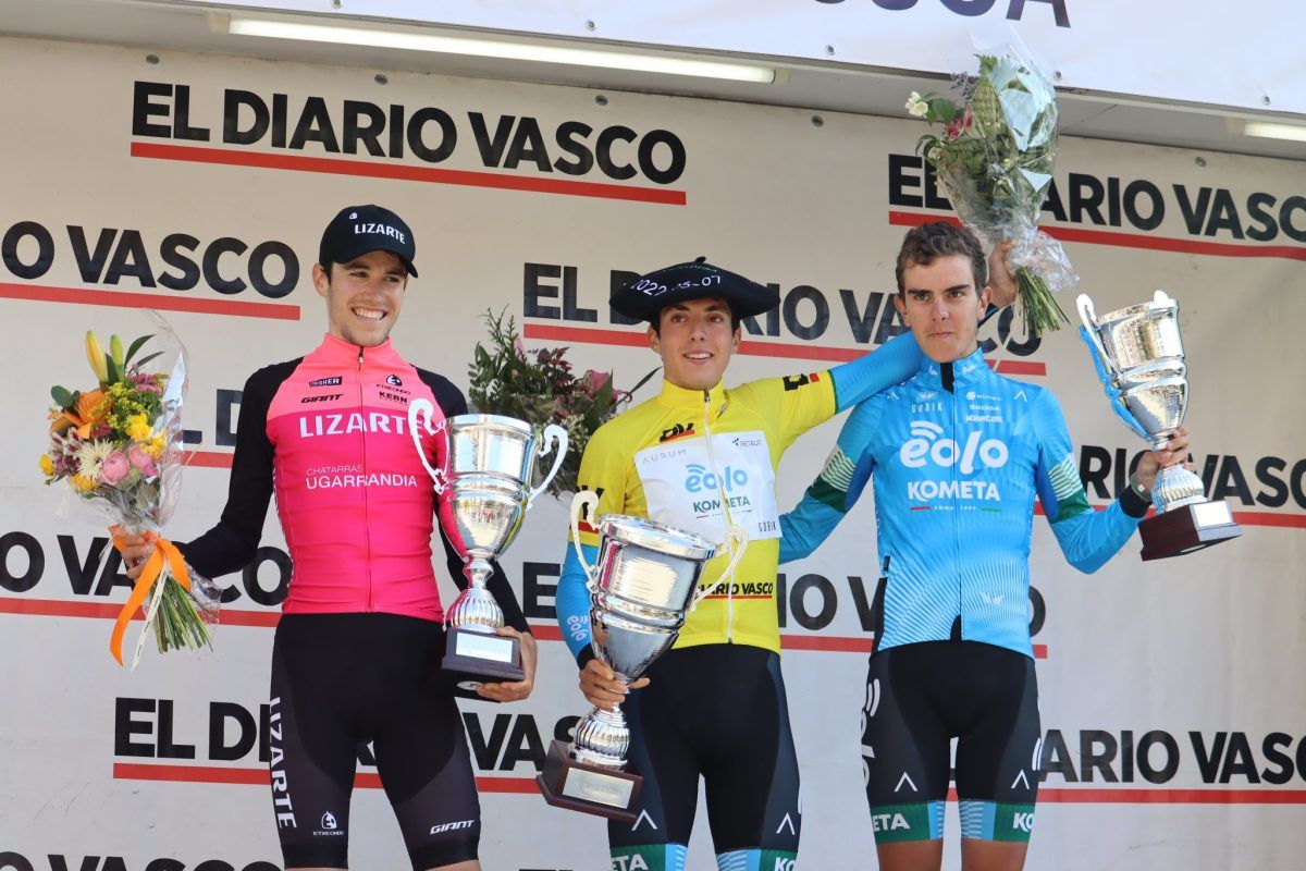 Podio de la Bidasoa Itzulia con Davide Piganzoli como vencedor de la general.
