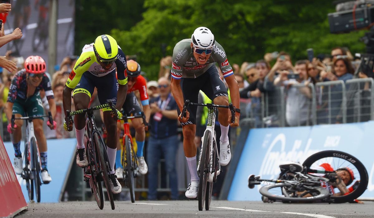 Van der Poel supera a Girmay para vestir la primera maglia rosa del Giro. Foto Luca Bettini, Sprint Cycling Agency