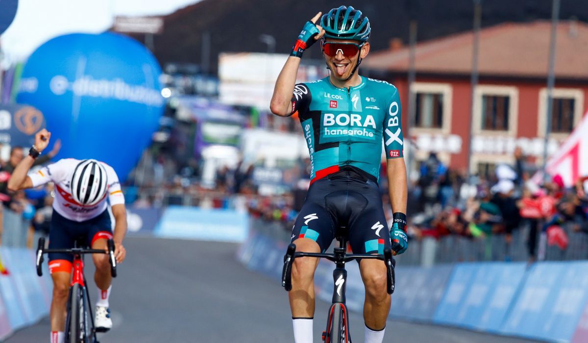 Victoria para Kämna, liderato para Juanpe López. Foto Roberto Bettini - Sprint Cycling Agency  Victoria para Kämna, liderato para Juanpe López. Foto Roberto Bettini - Sprint Cycling Agency