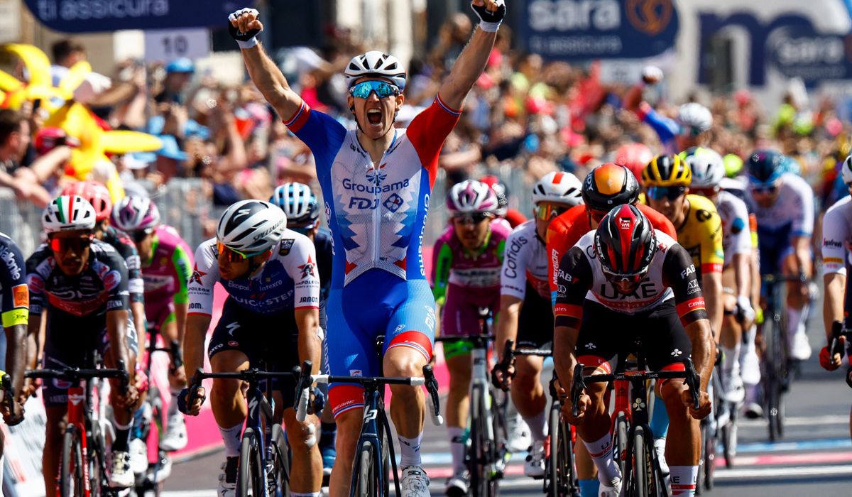 Arnaud Démare se impone al sprint en Messina. Foto Roberto Bettini / Sprint Cycling Agency Arnaud Démare se impone al sprint en Messina. Foto Roberto Bettini / Sprint Cycling Agency