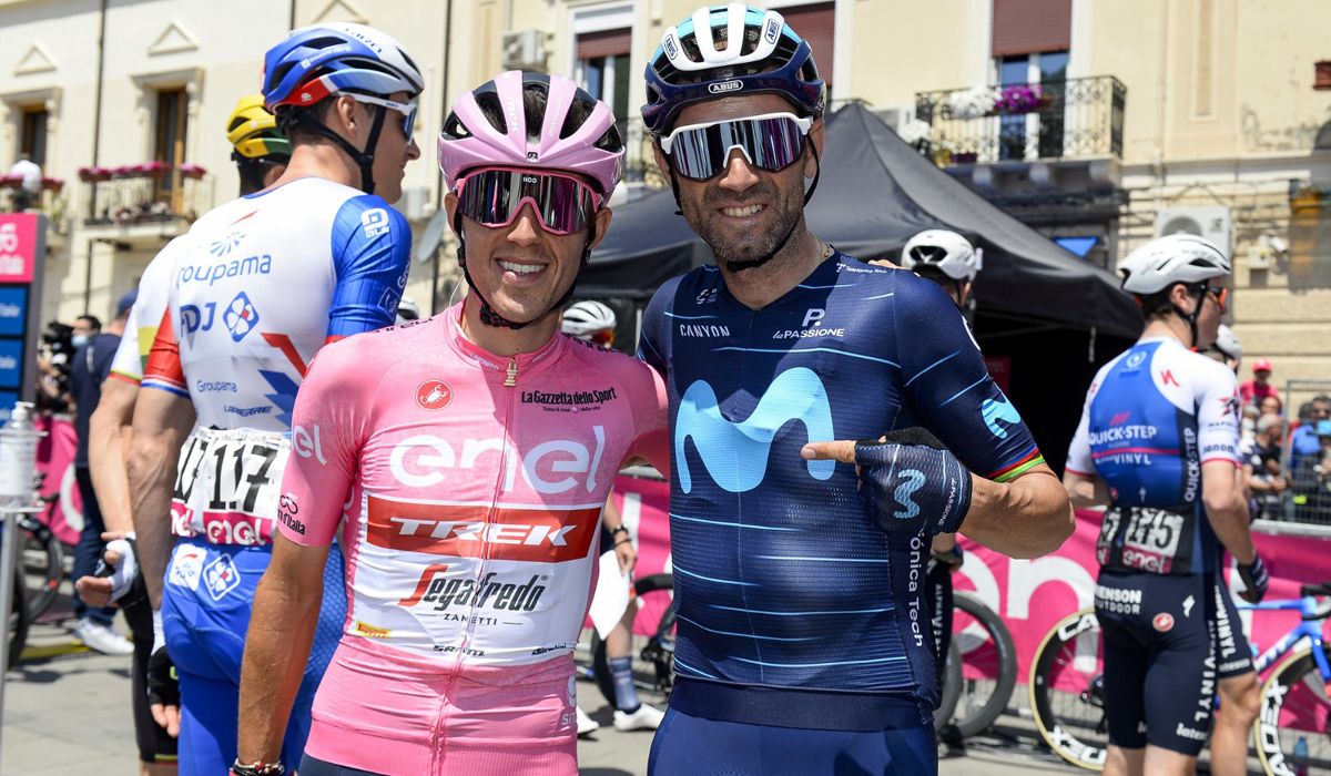 Juanpe López, líder del Giro, junto a Alejandro Valverde