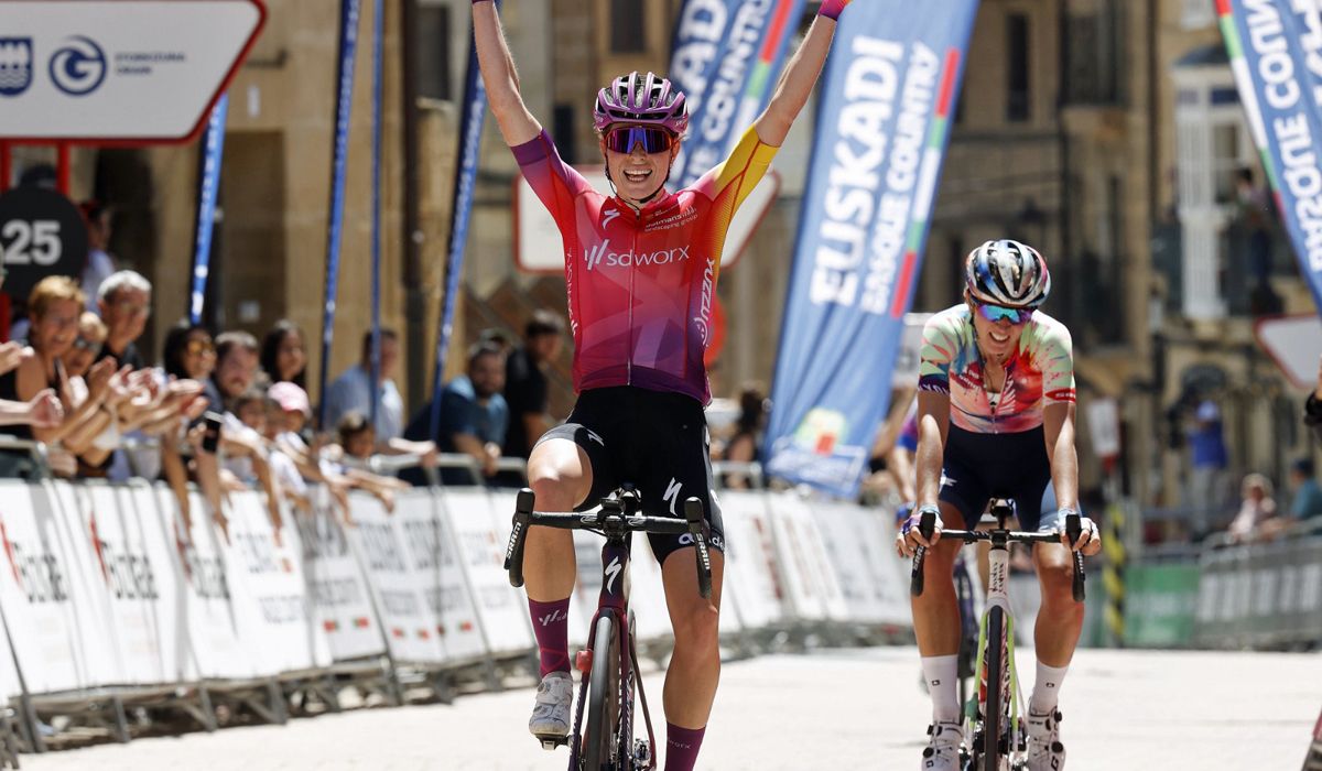 Demi Vollering, primera líder de la Itzulia Women