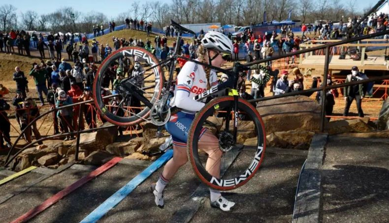 Zoe Bäckstedt durante la disputa de una prueba de ciclocross. 