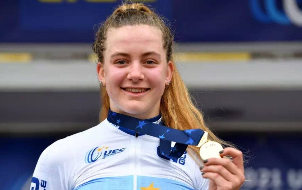 Zoe Bäckstedt en el podio tras una victoria a nivel europeo. 