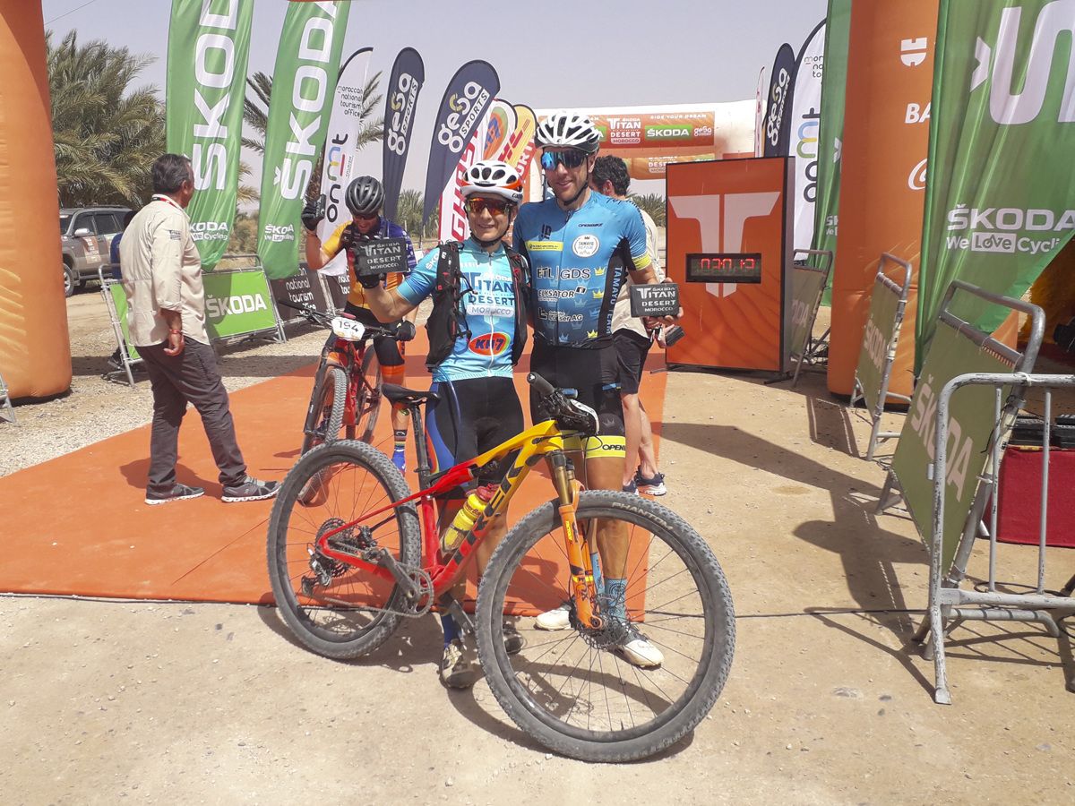 Los ganadores de la Titan Desert 2022 masculino y femenino posan en meta.