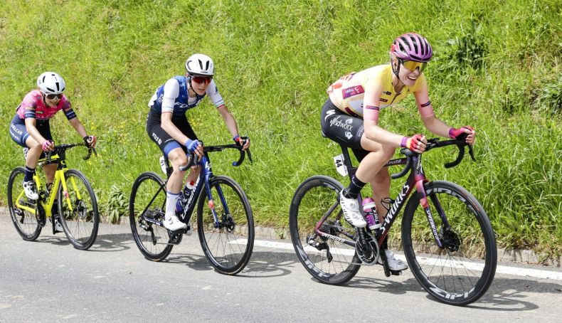 Demi Vollering y Marta Cavalli fueron las dos ciclistas más fuertes en el Karabieta.