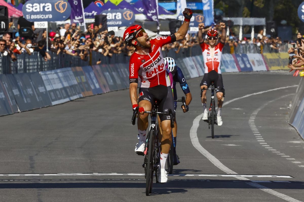 Thomas de Gendt celebra la victoria en la 8ª etapa del Giro de Italia.