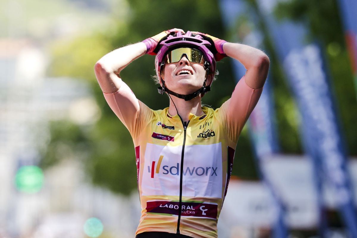 Demi Vollering celebra la tercera victoria de etapa en la Itzulia Women 2022.
