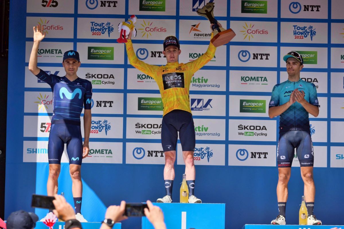 Dunbar en la meta final del Tour de Hungría, escoltado por Rodríguez y Battistella