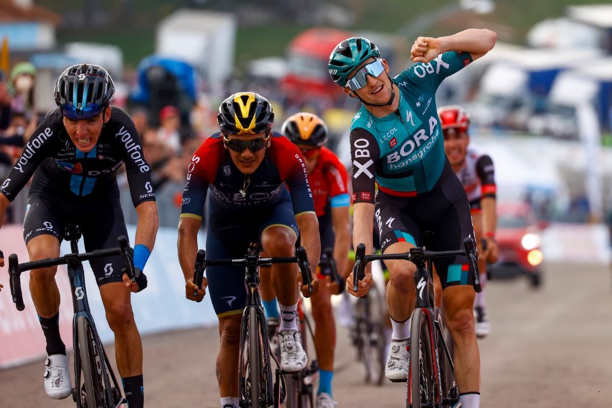 Jai Hindley celebra en meta por delante de Romain Bardet y de Richard Carapaz Jai Hindley celebra en meta por delante de Romain Bardet y de Richard Carapaz