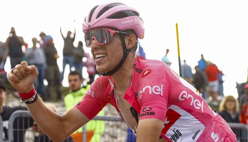 Juanpe López celebra al final de la etapa tras defender otro día la maglia rosa Juanpe López celebra al final de la etapa tras defender otro día la maglia rosa