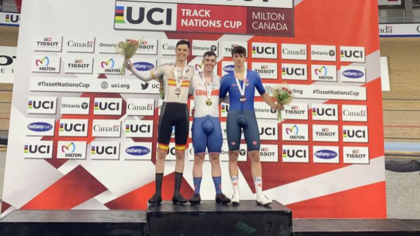 Erik Martorell en el podio tras hacerse con la medalla de plata en el Scratch