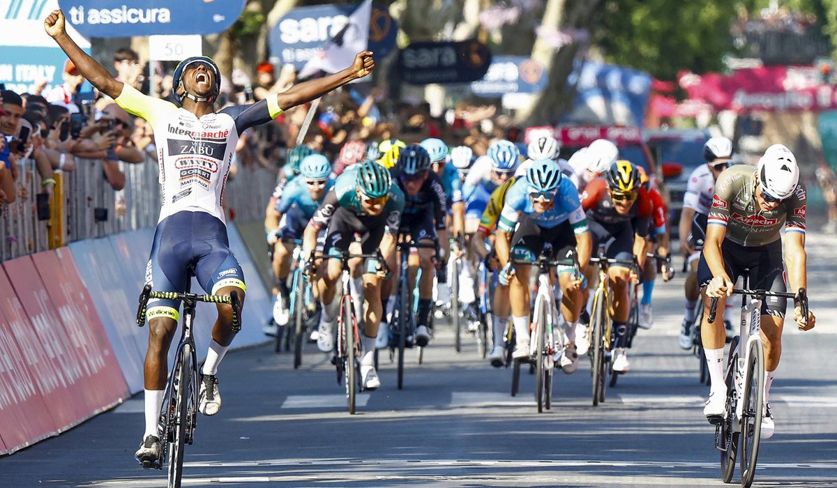 Girmay supera a Van der Poel en un espectacular sprint reducido. Foto: Roberto Bettini (Sprint Cycling Agency)