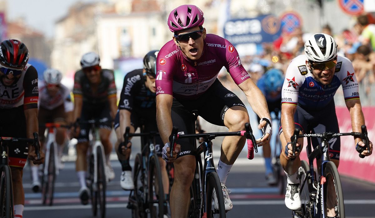 Triplete para Arnaud Démare en el Giro. Foto: Ilario Biondi (Sprint Cycling Agency) 