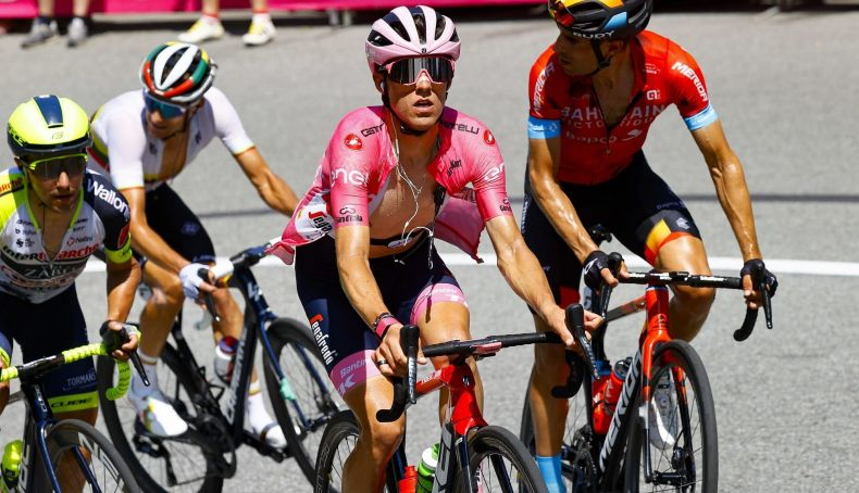 Juanpe López se dejó más de 4 minutos en la meta de la 14ª etapa del Giro y es 9º de la general. Juanpe López se dejó más de 4 minutos en la meta de la 14ª etapa del Giro y es 9º de la general.