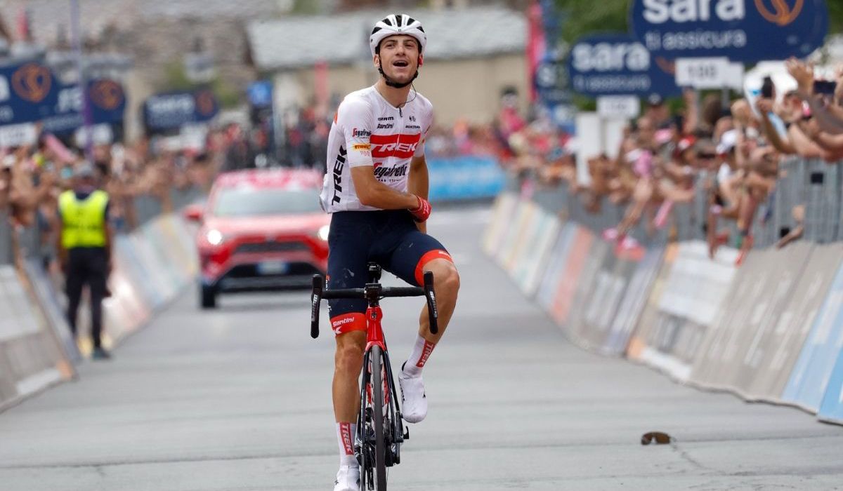 Ciccone celebrando su victoria en la 15ª etapa del Giro de Italia 2022