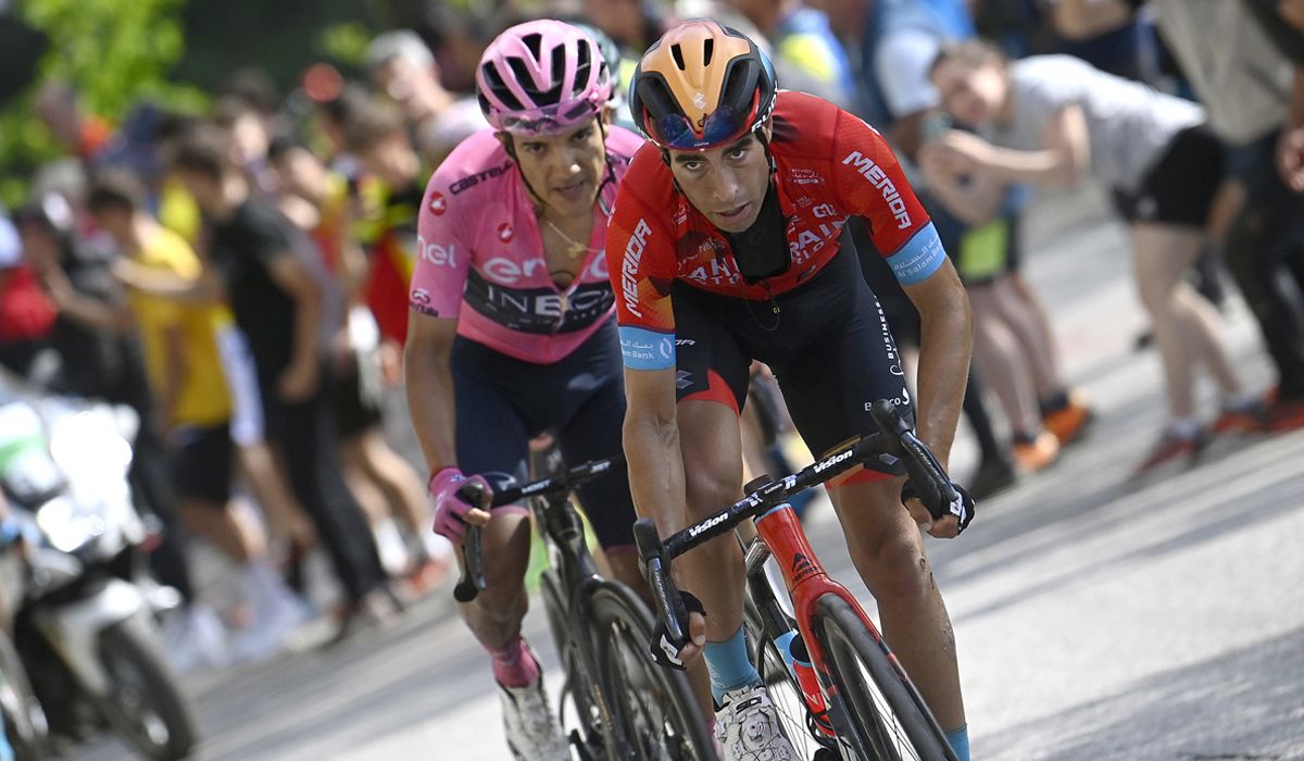 Mikel Landa seguido de Richard Carapaz en la subida a Monterovere