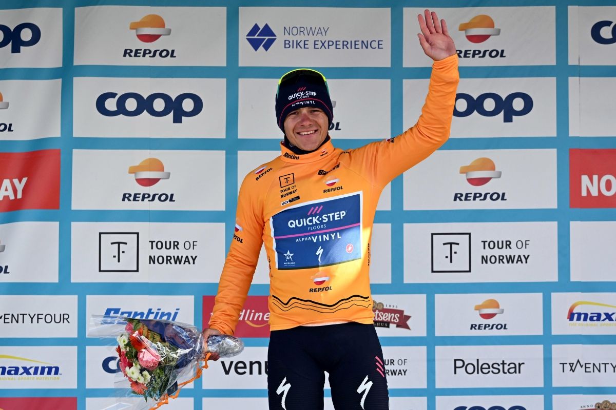 Evenepoel con el maillot de líder del Tour de Noruega