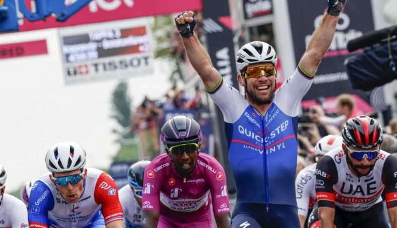 Cavendish celebra su victoria en la tercera etapa del Giro de Italia 2022.