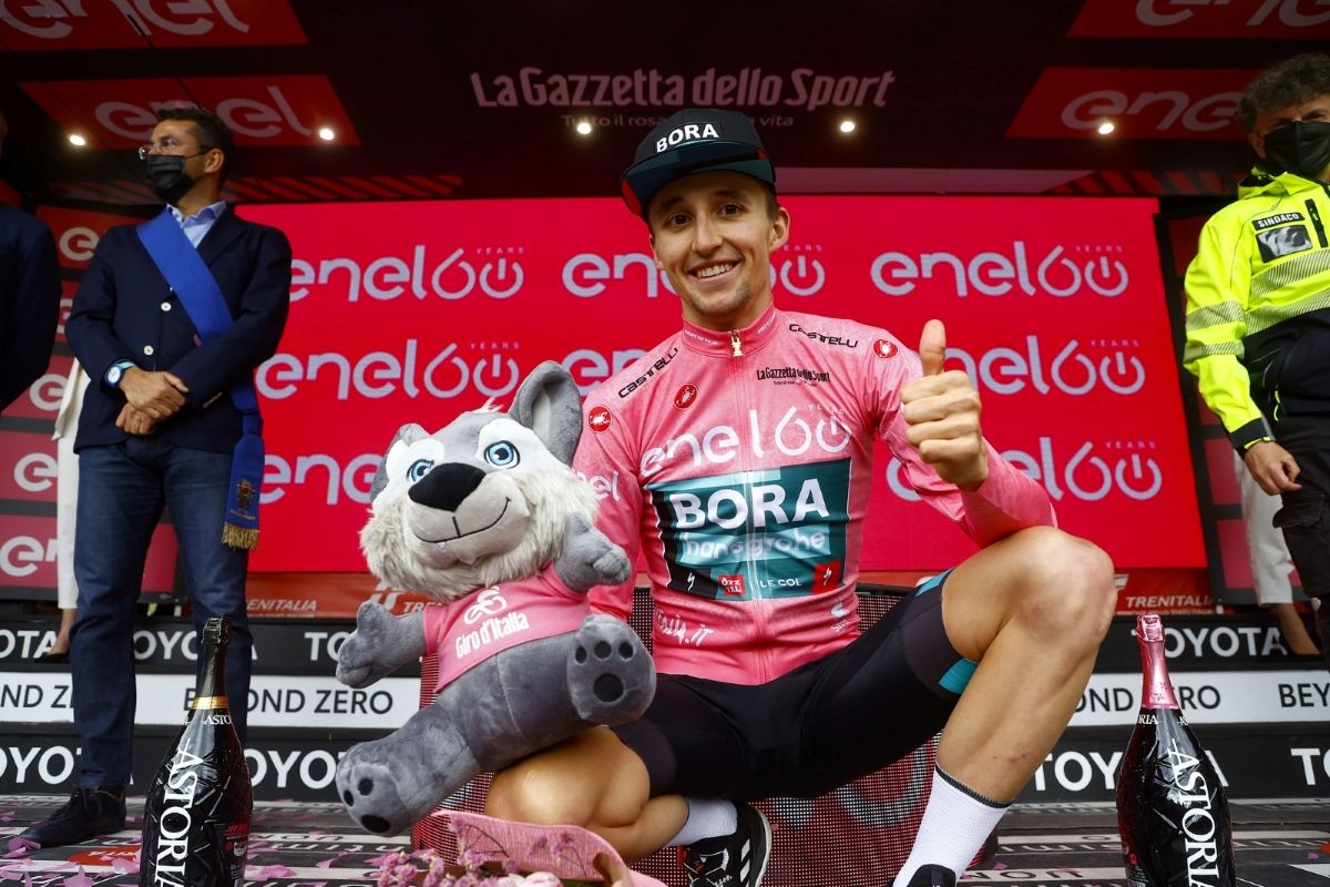 Jai Hindley posa sonriente con su nueva maglia rosa del Giro de Italia.