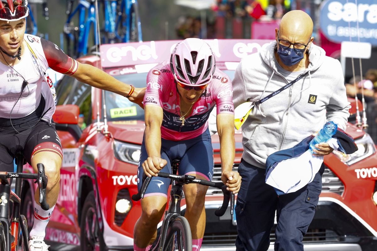 Carapaz acabó desolado la ascensión a la Marmolada, en la que perdió la maglia rosa.