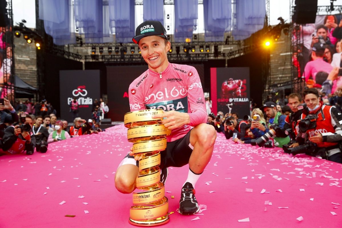 Hindley posa sonriente con el trofeo del Giro de Italia 2022.