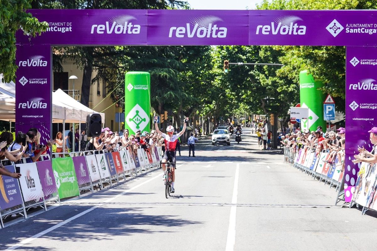Clara Koppenburg entrando en solitario en la meta de Sant Cugat del Vallés. 