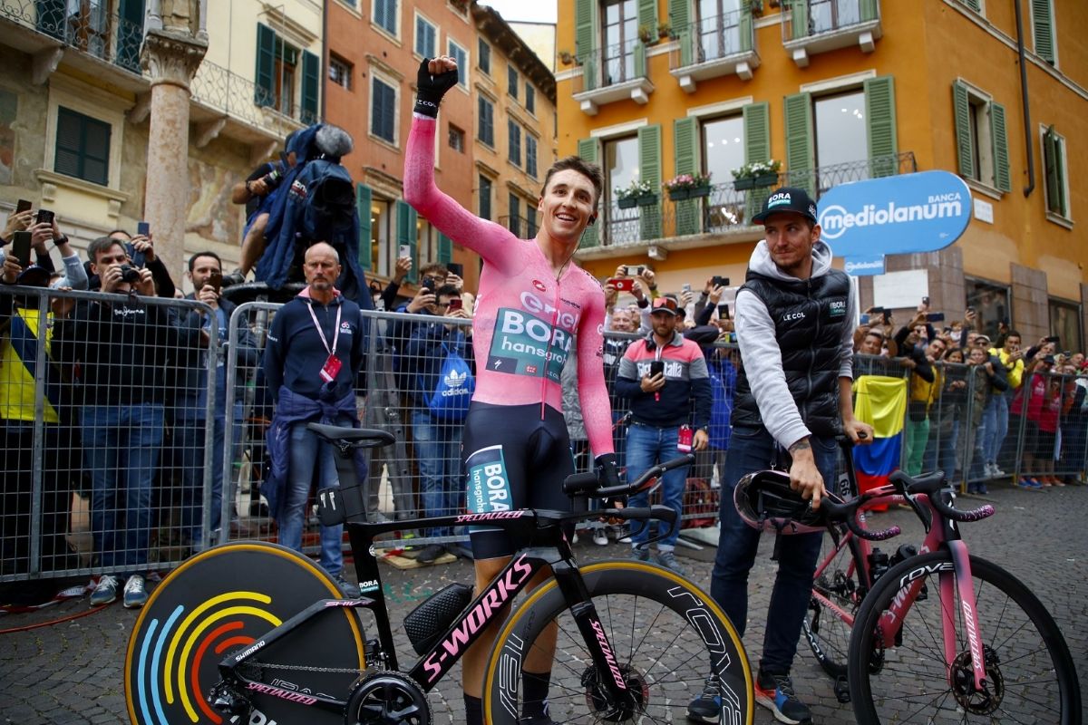 Hindley nada más acabar la crono de Verona, sabedor de que era ganador del Giro. 