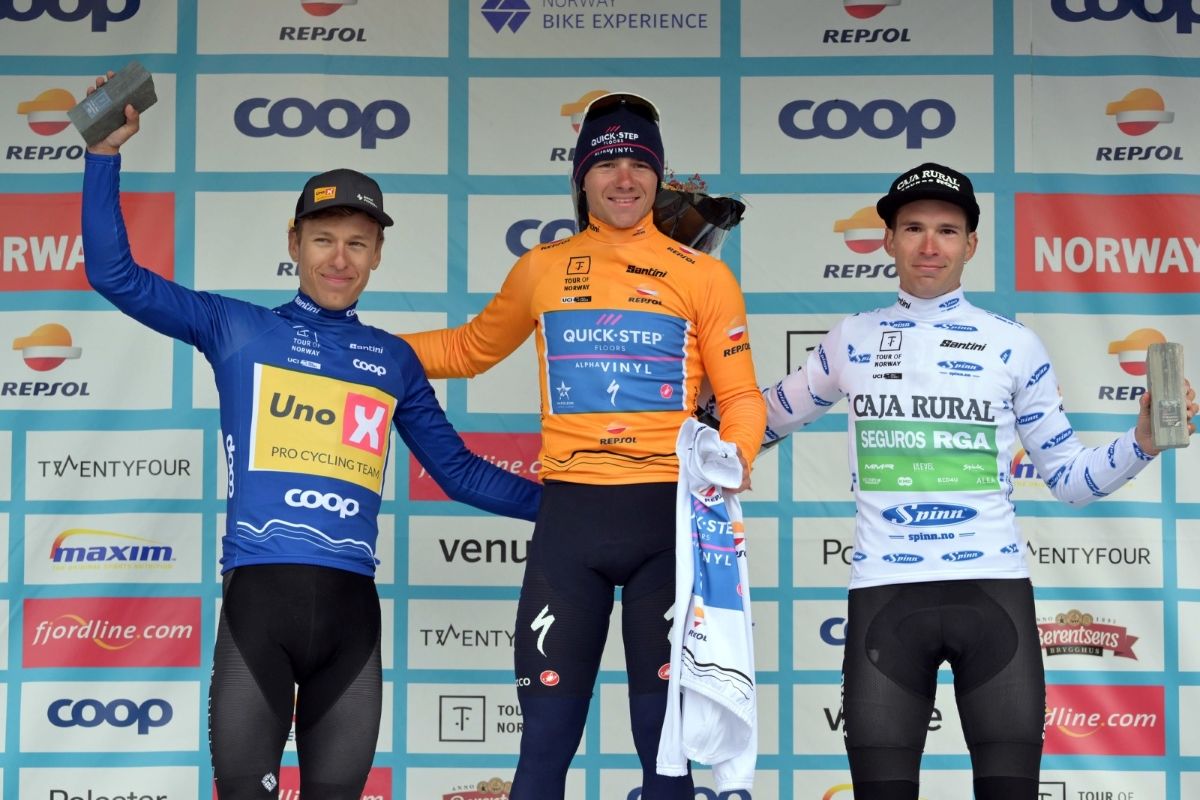 Podio final del Tour de Noruega 2022 con los distintos líderes.