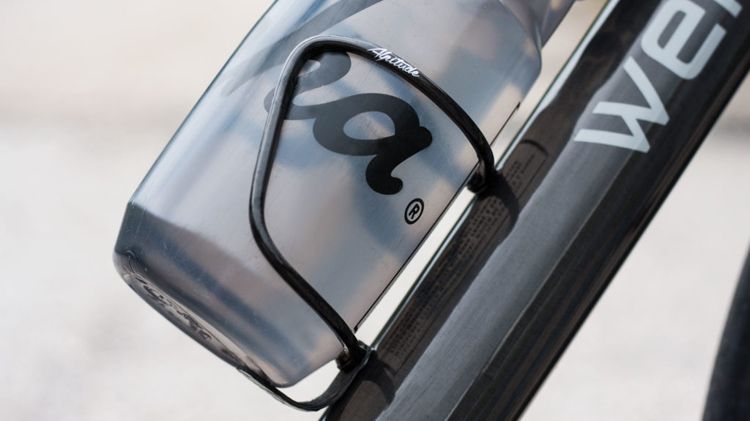 superleggero alpitude lightweight bottle cage 3 1024x636 superleggero alpitude lightweight bottle cage 3 1024x636