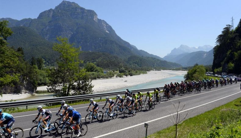 Paso del pelotón durante la primera etapa de la Adriatica Ionica Race.