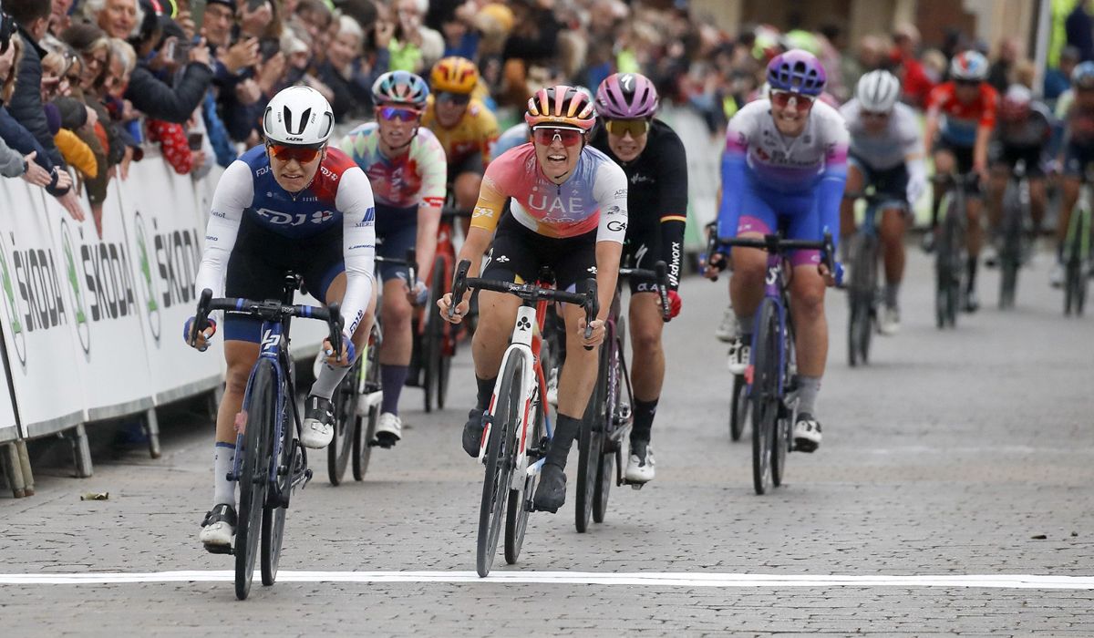 Clara Copponi, primera líder del Women's Tour tras un accidentado final