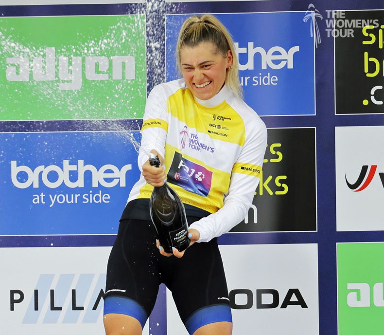 Clara Copponi en el podio del Women's Tour Clara Copponi en el podio del Women's Tour