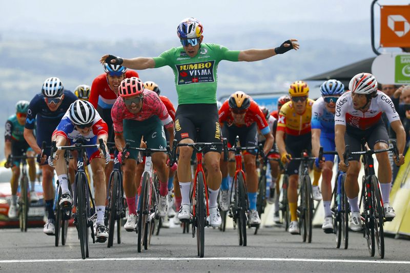 Wout Van Aert celebra una victoria que no fue suya Wout Van Aert celebra una victoria que no fue suya