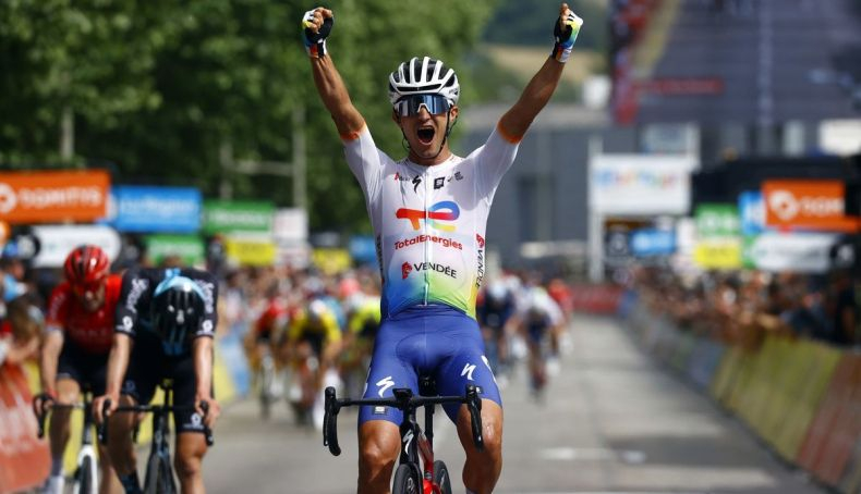 Alexis Vuillermoz celebrando su reciente victoria en el Criterium du Dauphiné Alexis Vuillermoz celebrando su reciente victoria en el Criterium du Dauphiné